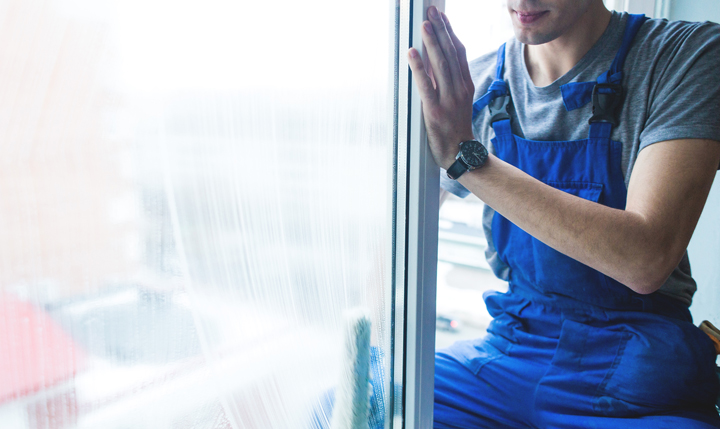 Window cleaner cleaning exterior window